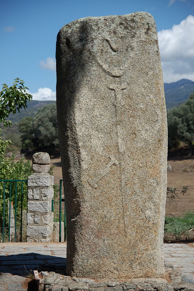 Filitosa, Menhirstatue mit Dolch und Schwert (Filitosa V, Vorderseite).JPG